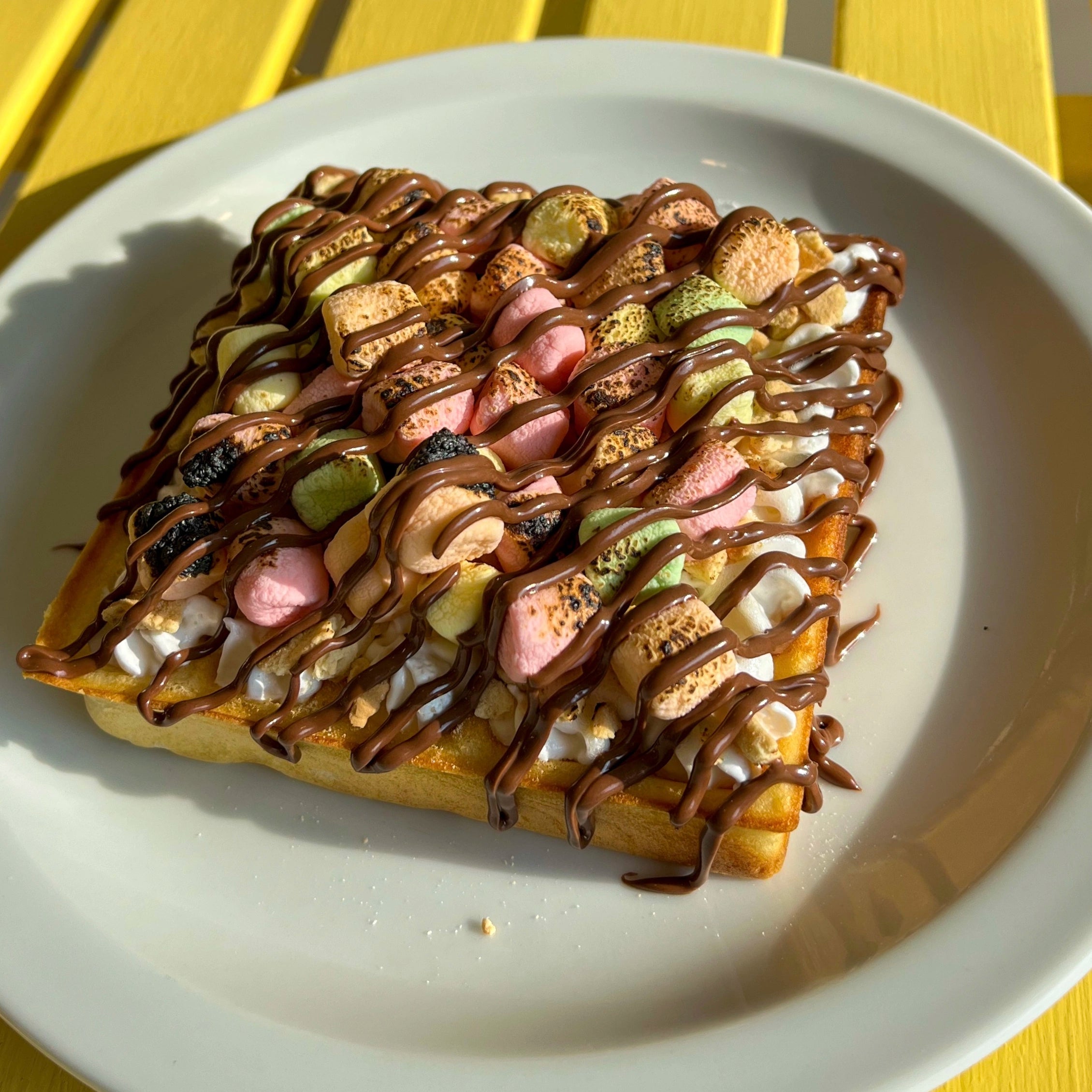 Nana's buttermilk waffle with fluffy cream, cookies & marshmallows. Drizzled with your choice of chocolate (Nutella / Chocolate fudge).